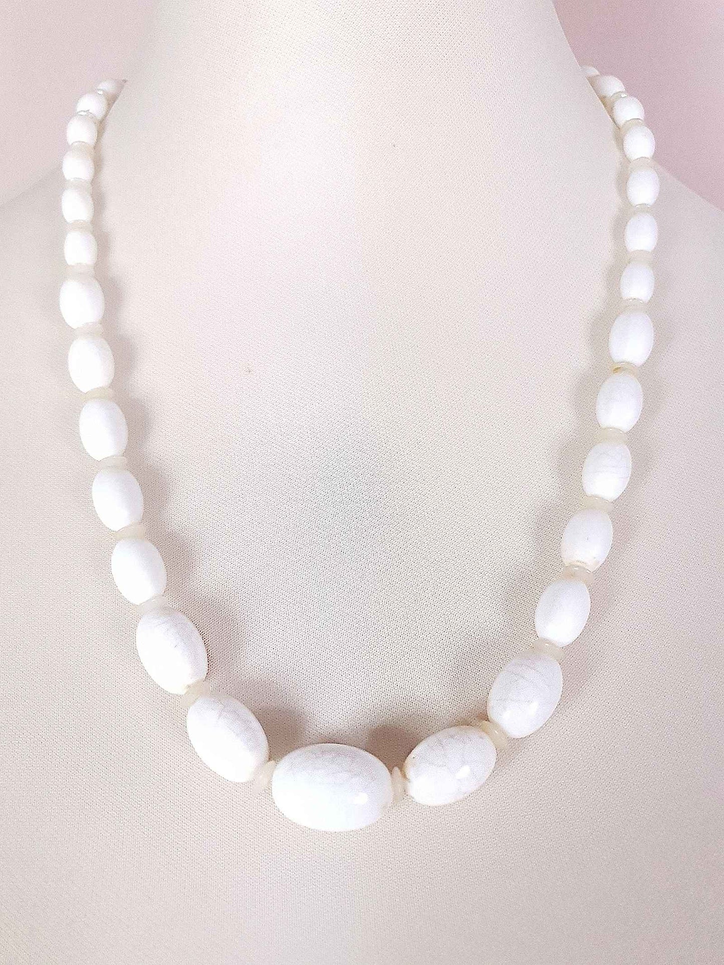 Vintage 1950s White Necklace Graduated Beads