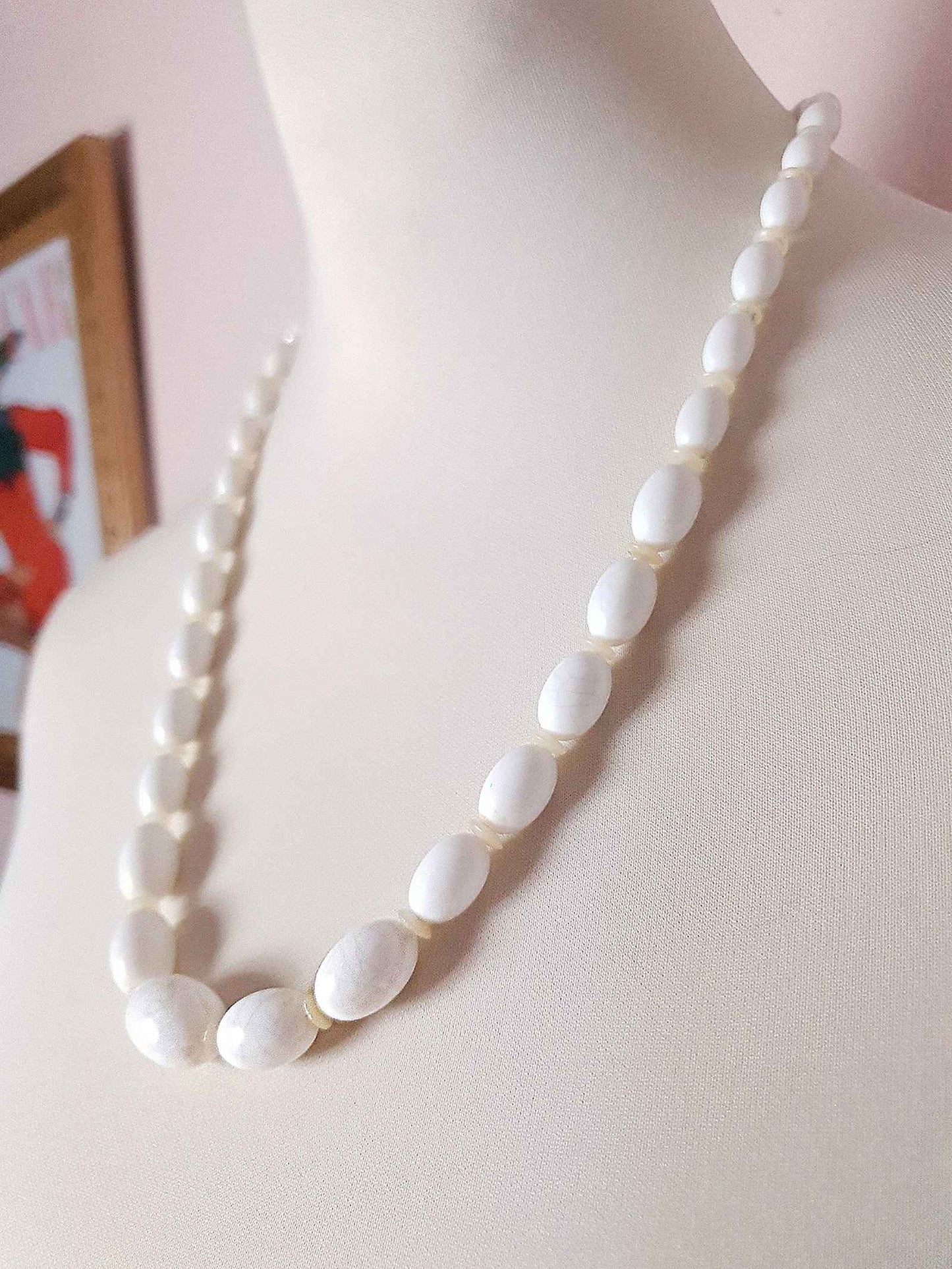 Vintage 1950s White Necklace Graduated Beads