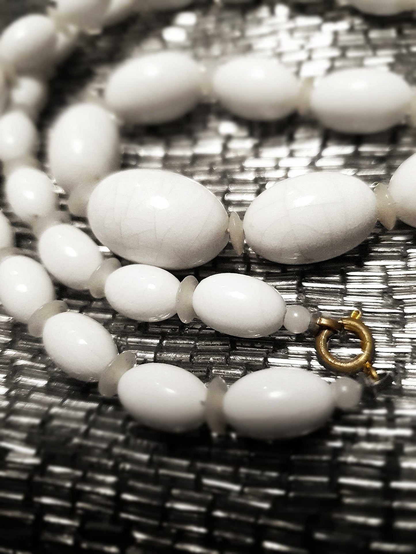 Vintage 1950s White Necklace Graduated Beads