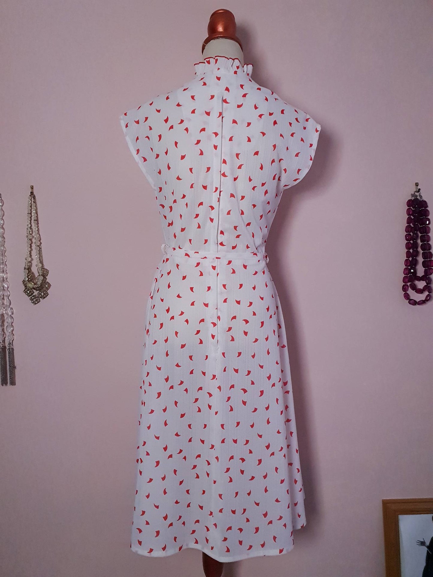 Pretty 70s White & Red Ruffle Retro Dress - Size 14