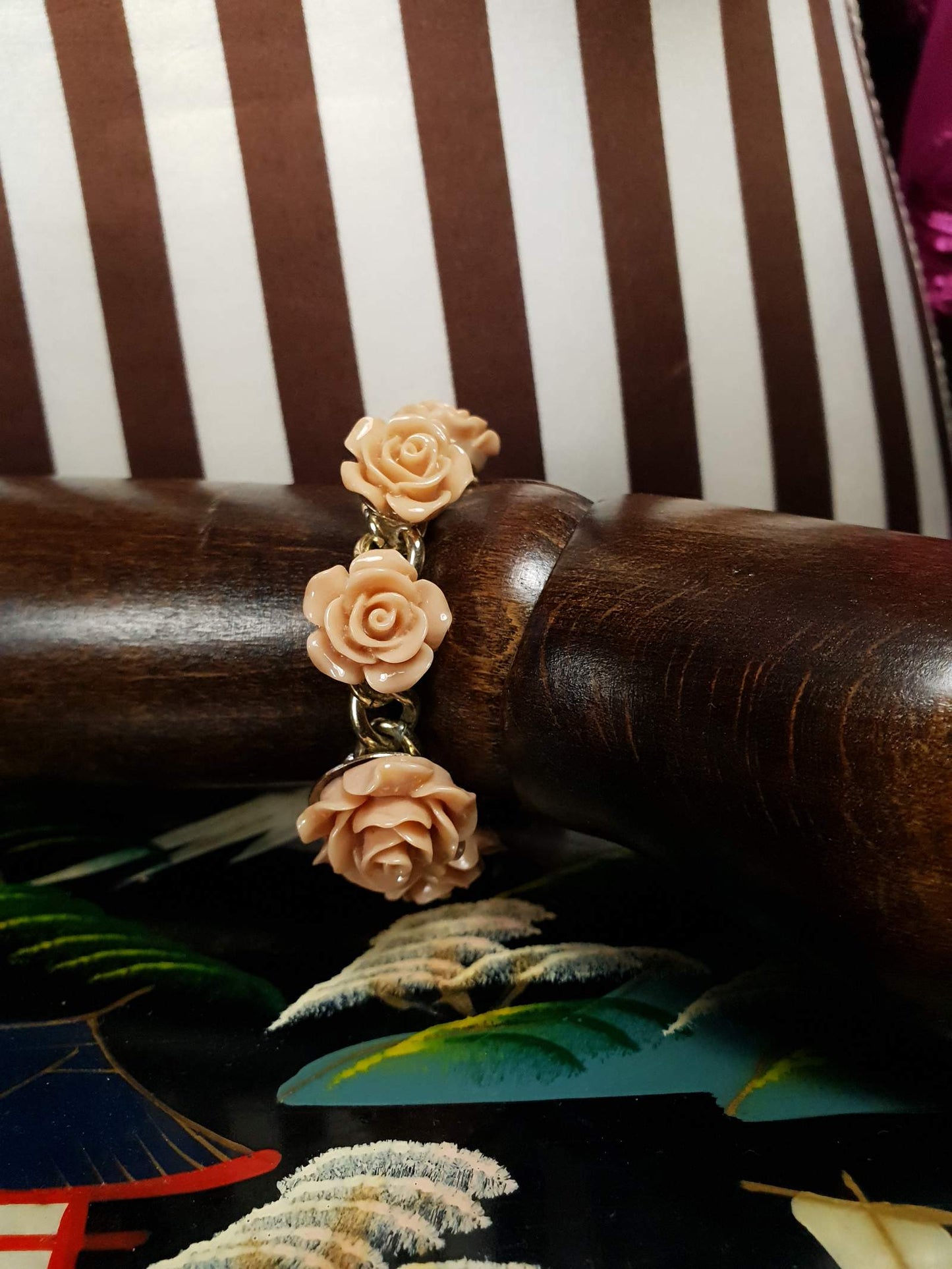 Vintage 1970s Resin Rose Bracelet Beige Peach Gold Tone