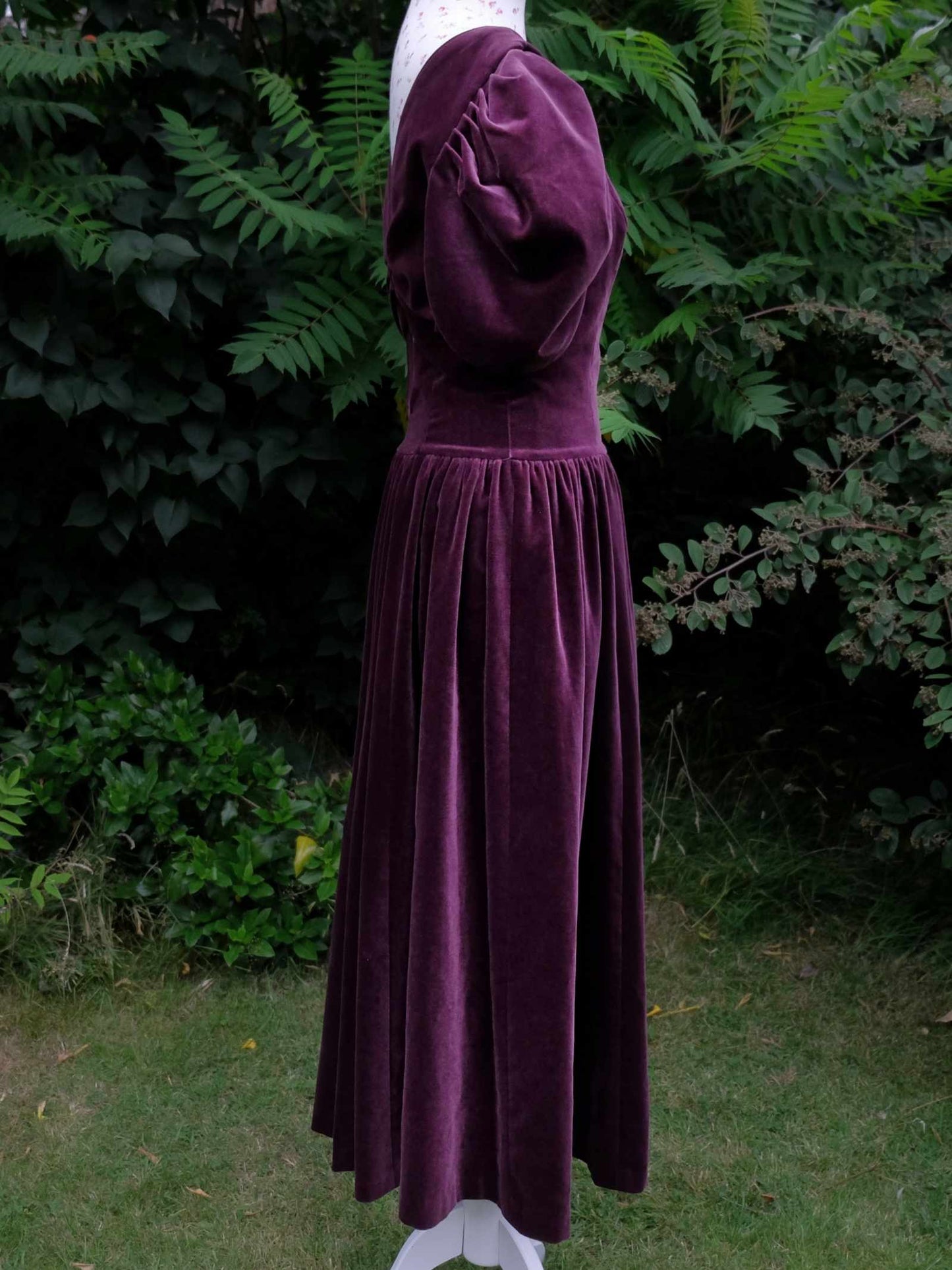 English Classics - Beautiful 1980s Vintage Laura Ashley Purple Velvet Dress - Size 10/12