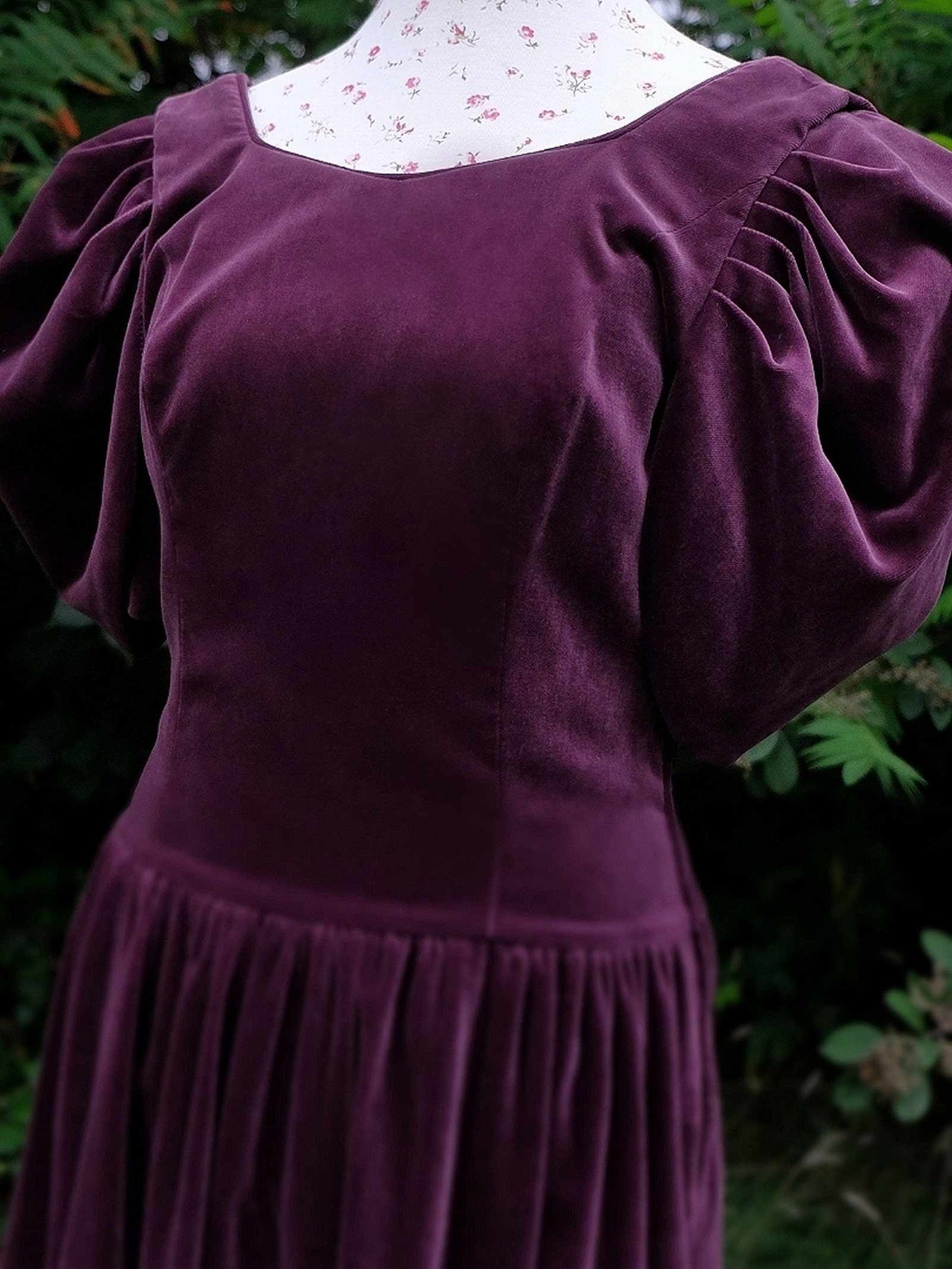 English Classics - Beautiful 1980s Vintage Laura Ashley Purple Velvet Dress - Size 10/12