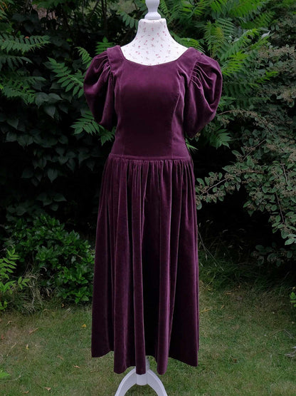 English Classics - Beautiful 1980s Vintage Laura Ashley Purple Velvet Dress - Size 10/12