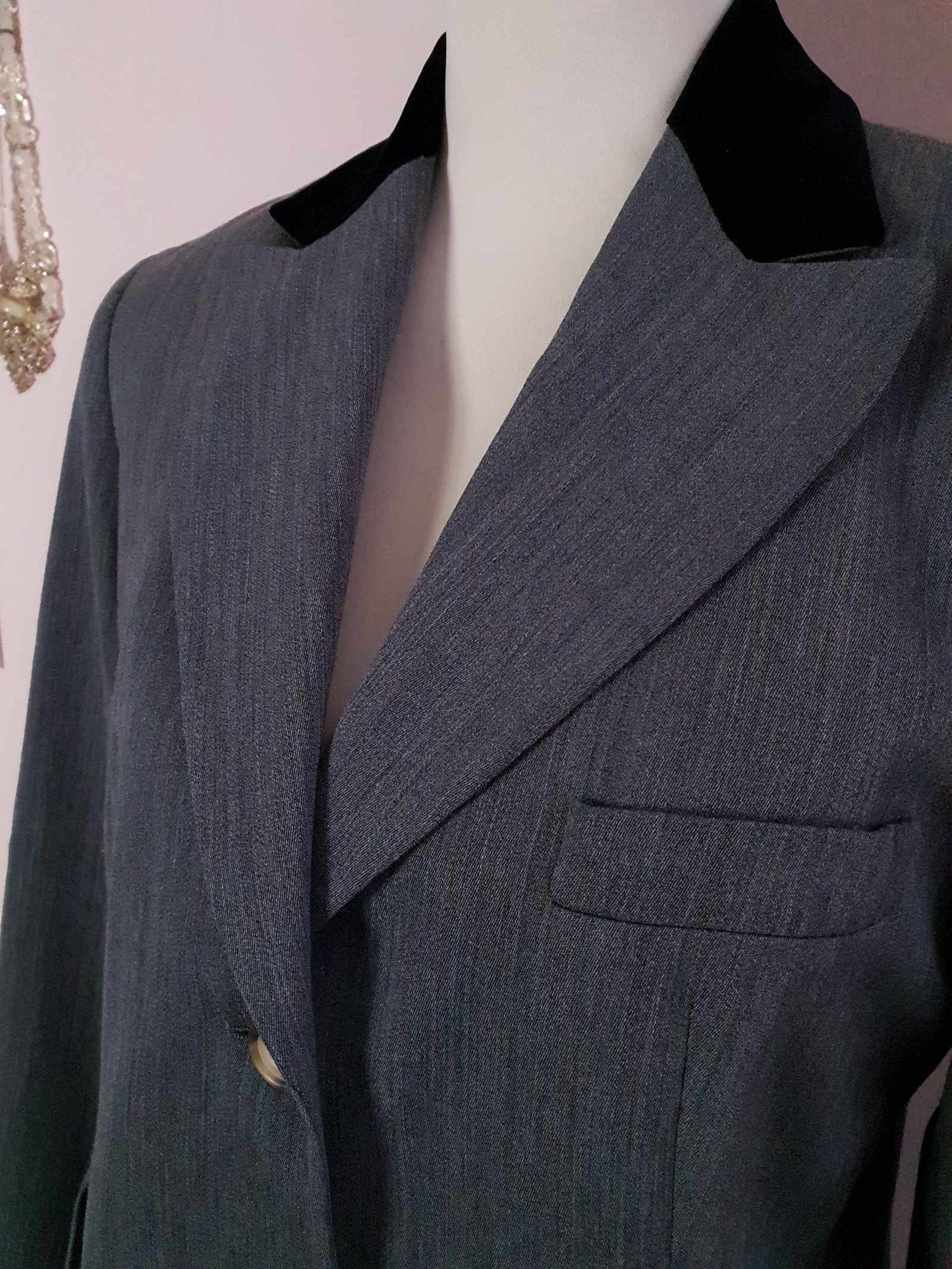 Stylish Pre-Loved 1990s Grey Wool & Velvet Nicole Farhi Jacket Blazer - Size 12/14